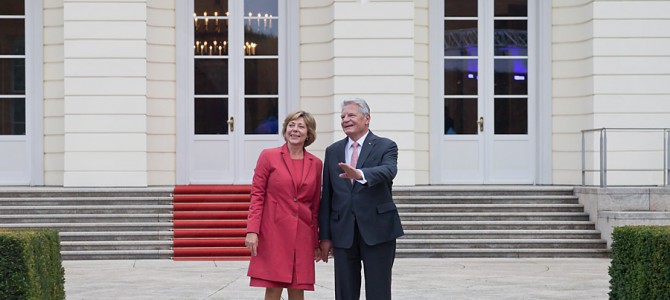 Gartenparty im Schloss…… Gartenparty im Schloss……